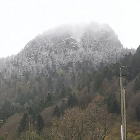 Au Pied Des Pistes Et Des Cures